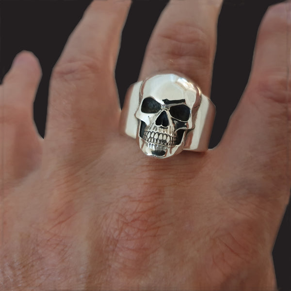 Evil skull ring with plain band